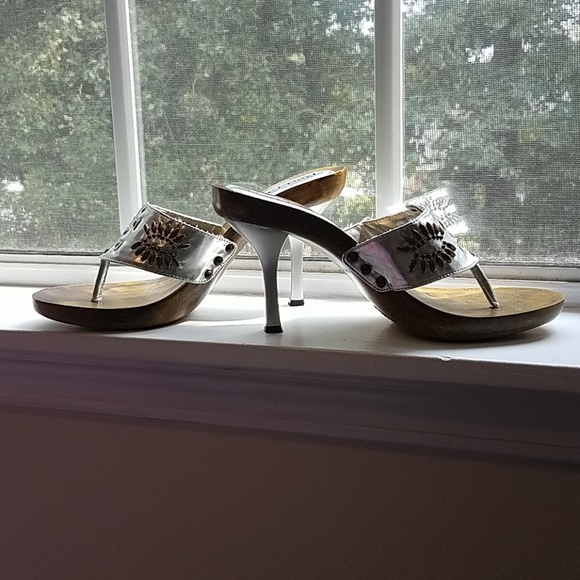 Red Lips Wooden Sandal - Picture 1 of 5